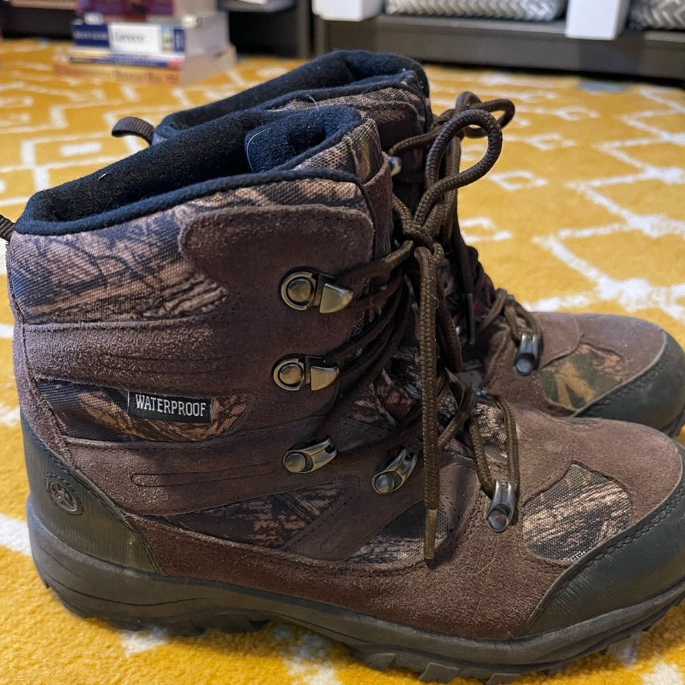 Northside waterproof hiking boots. Sz 6 (big kid)